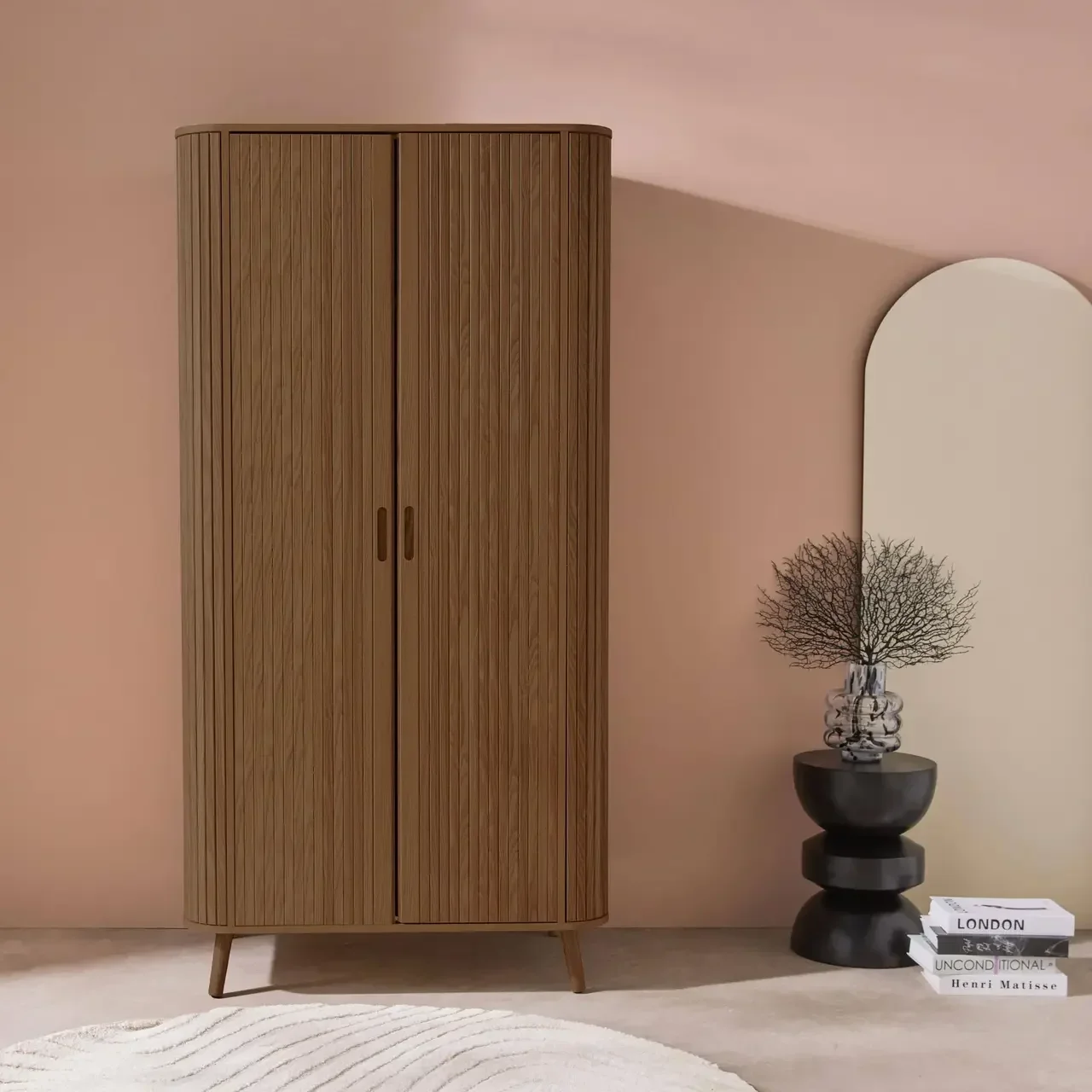 Skandinavischer Stil gerippte Holz Kleiderschrank 2 Türen mit Regal und Kleiderstange