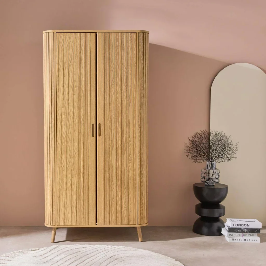 Armoire 2 portes Legacy bois rainuré style scandinave avec étagère et penderie