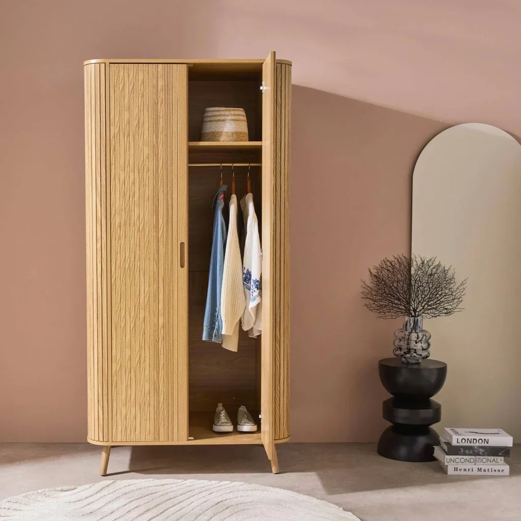Armoire 2 portes Legacy bois rainuré style scandinave avec étagère et penderie