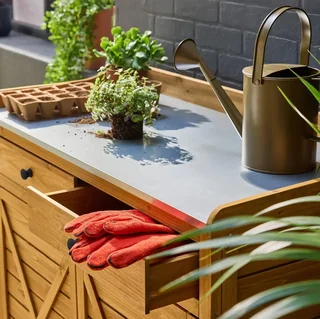 Table de rempotage Azalée en sapin avec plateau acier galvanisé, 2 tiroirs et rangement 2 portes