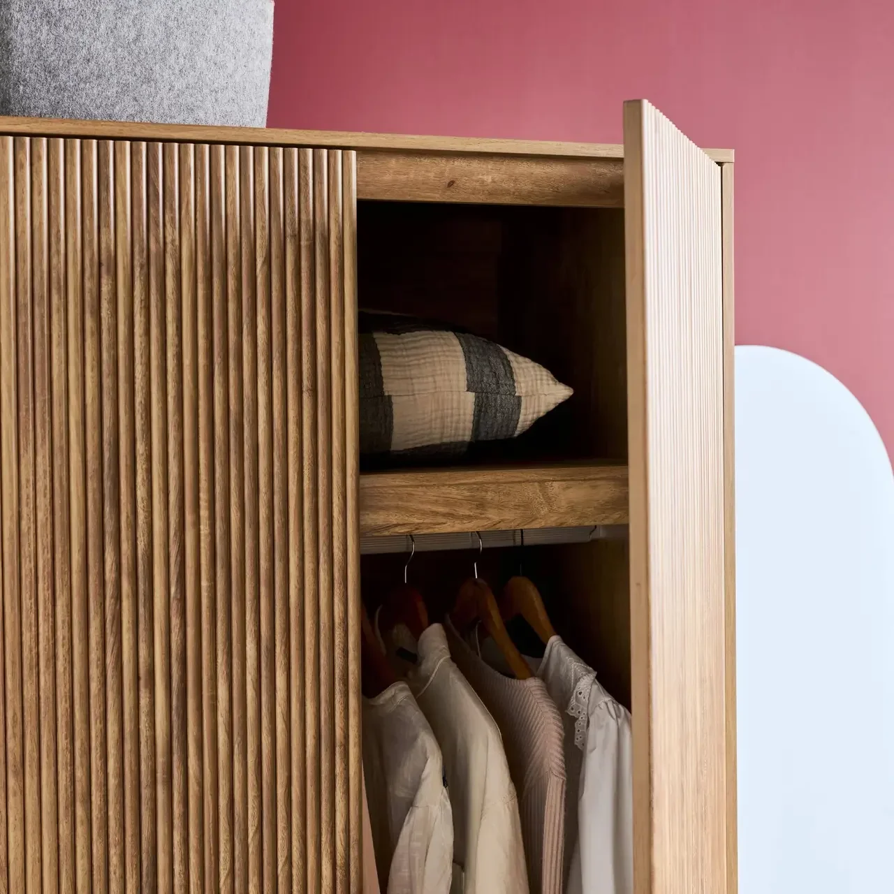 Armoire penderie 2 portes bois manguier sculpté vertical Celian