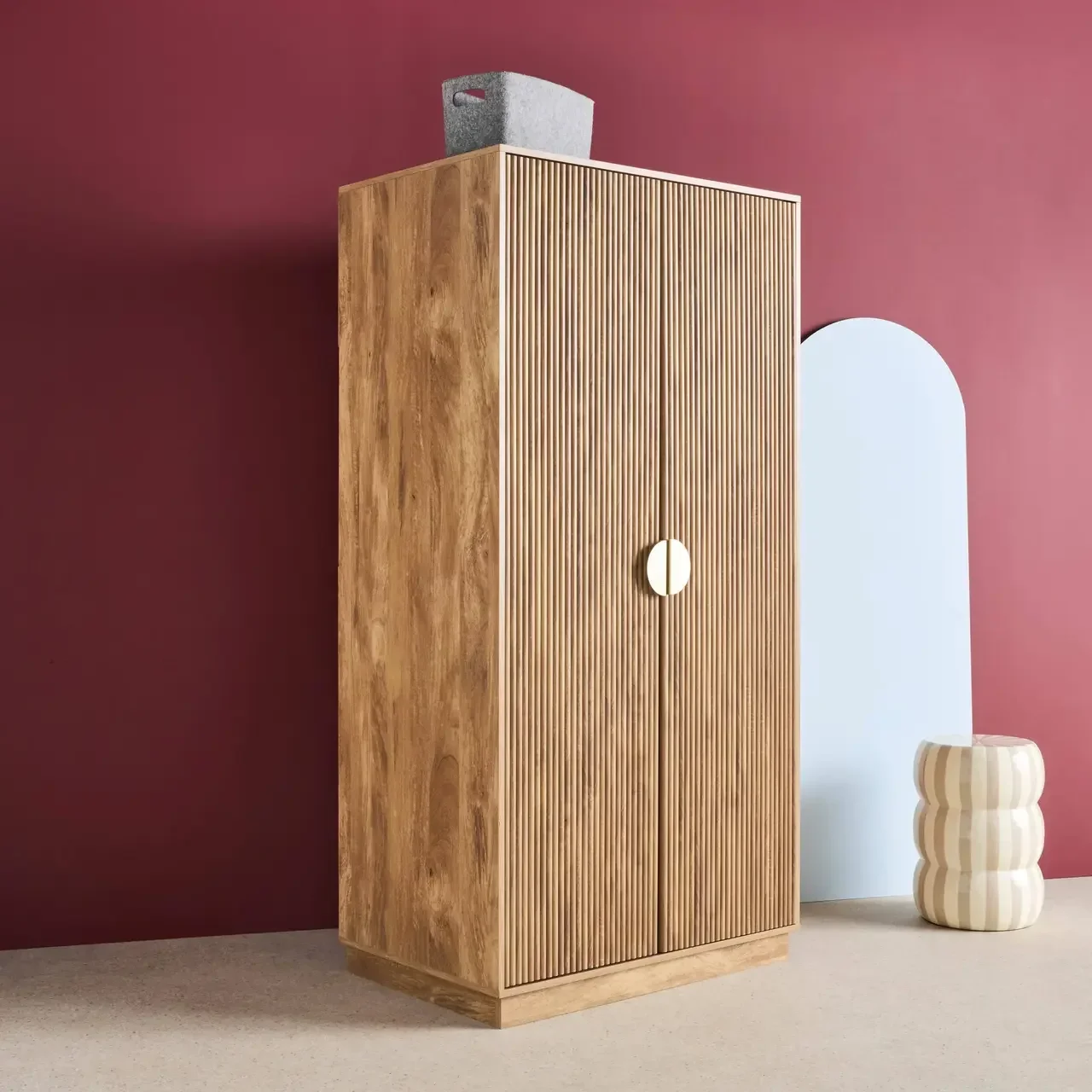 Armoire penderie 2 portes bois manguier sculpté vertical Celian