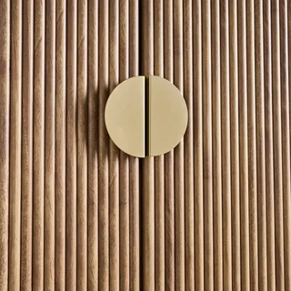 Armoire penderie 2 portes bois manguier sculpté vertical Celian