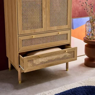 Armoire penderie 2 portes cannage bois naturel avec tiroirs dorés Judith