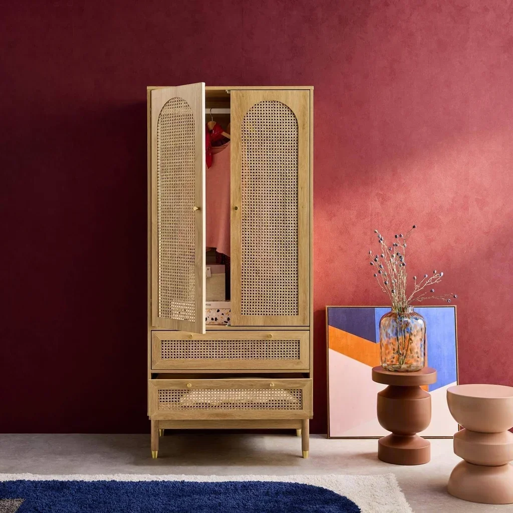 Armoire penderie 2 portes cannage bois naturel avec tiroirs dorés Judith