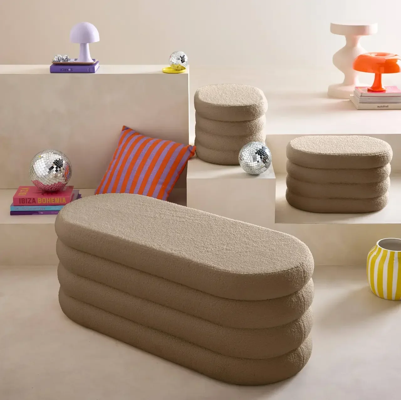 Banc coffre bouclette blanc avec 2 poufs rangement intégré