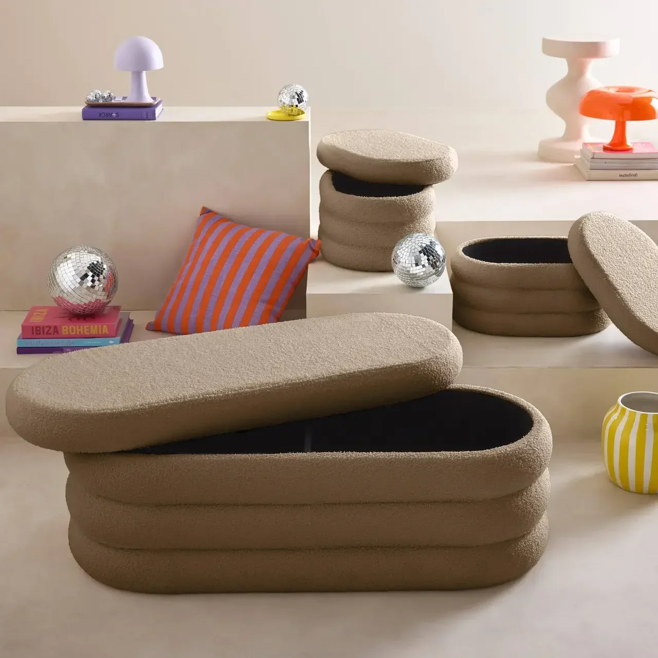 Banc coffre bouclette blanc avec 2 poufs rangement intégré