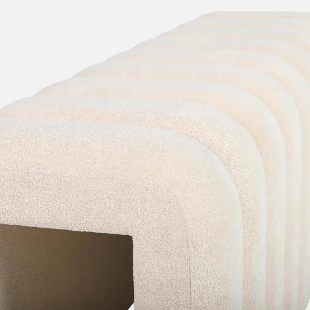 Banc de lit design contemporain en tissu gris avec courbes arrondies