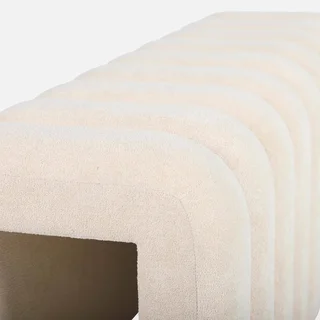 Banc de lit design contemporain en tissu gris avec courbes arrondies