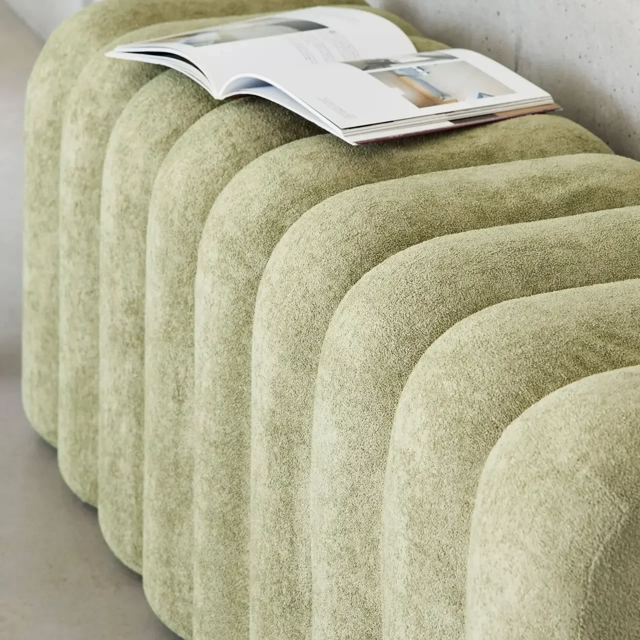 Banc de lit Ito design contemporain en tissu gris arrondi
