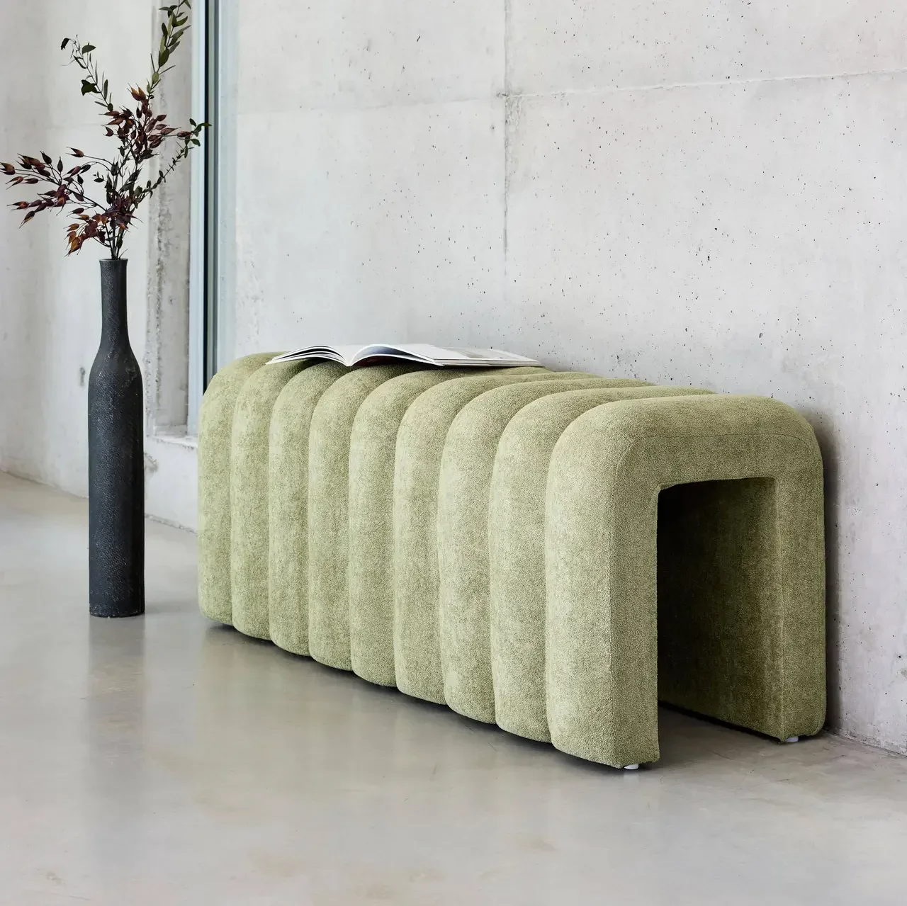 Banc de lit Ito design contemporain en tissu gris arrondi