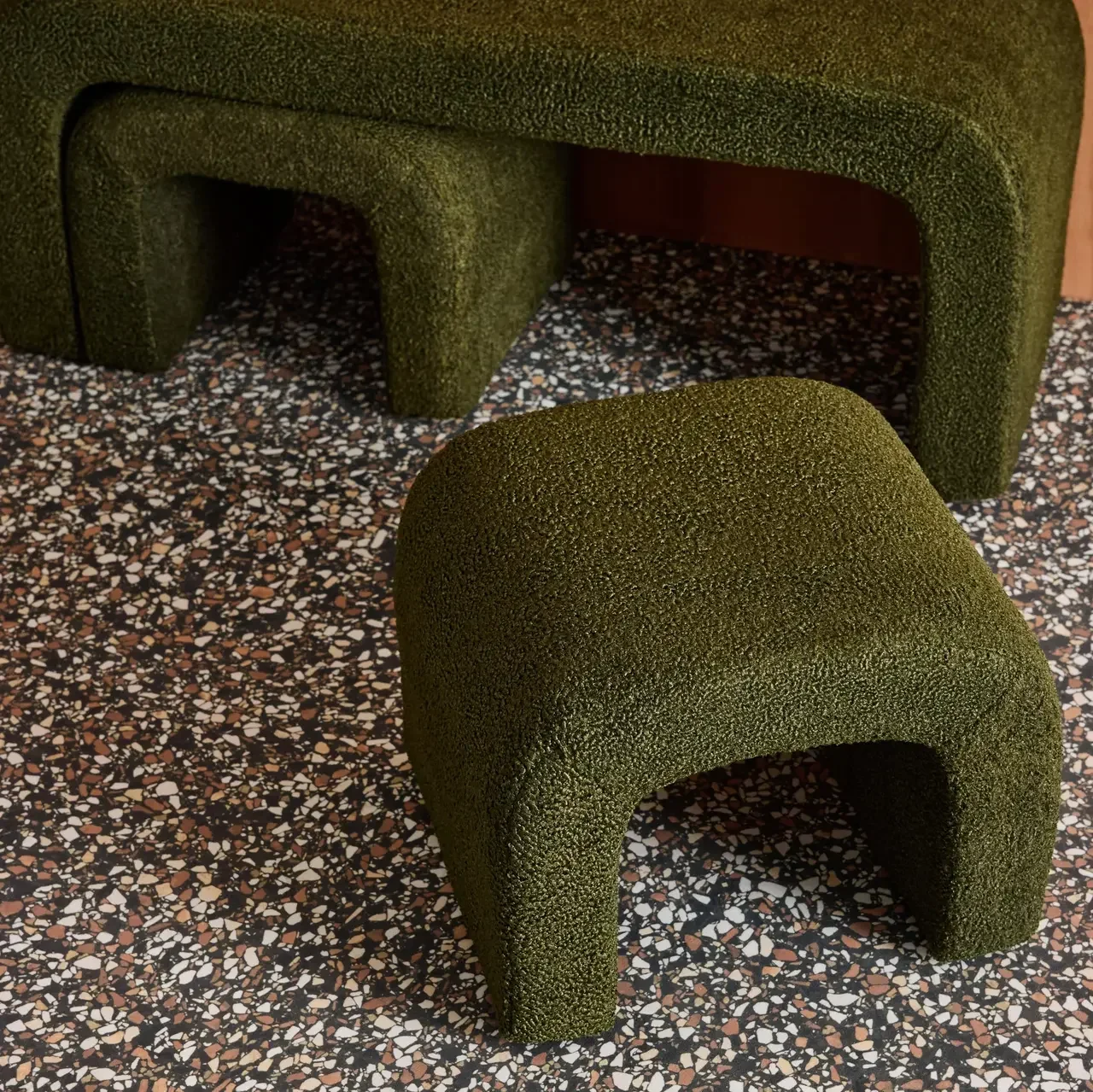 Banc et poufs gigognes effet bouclette Ino