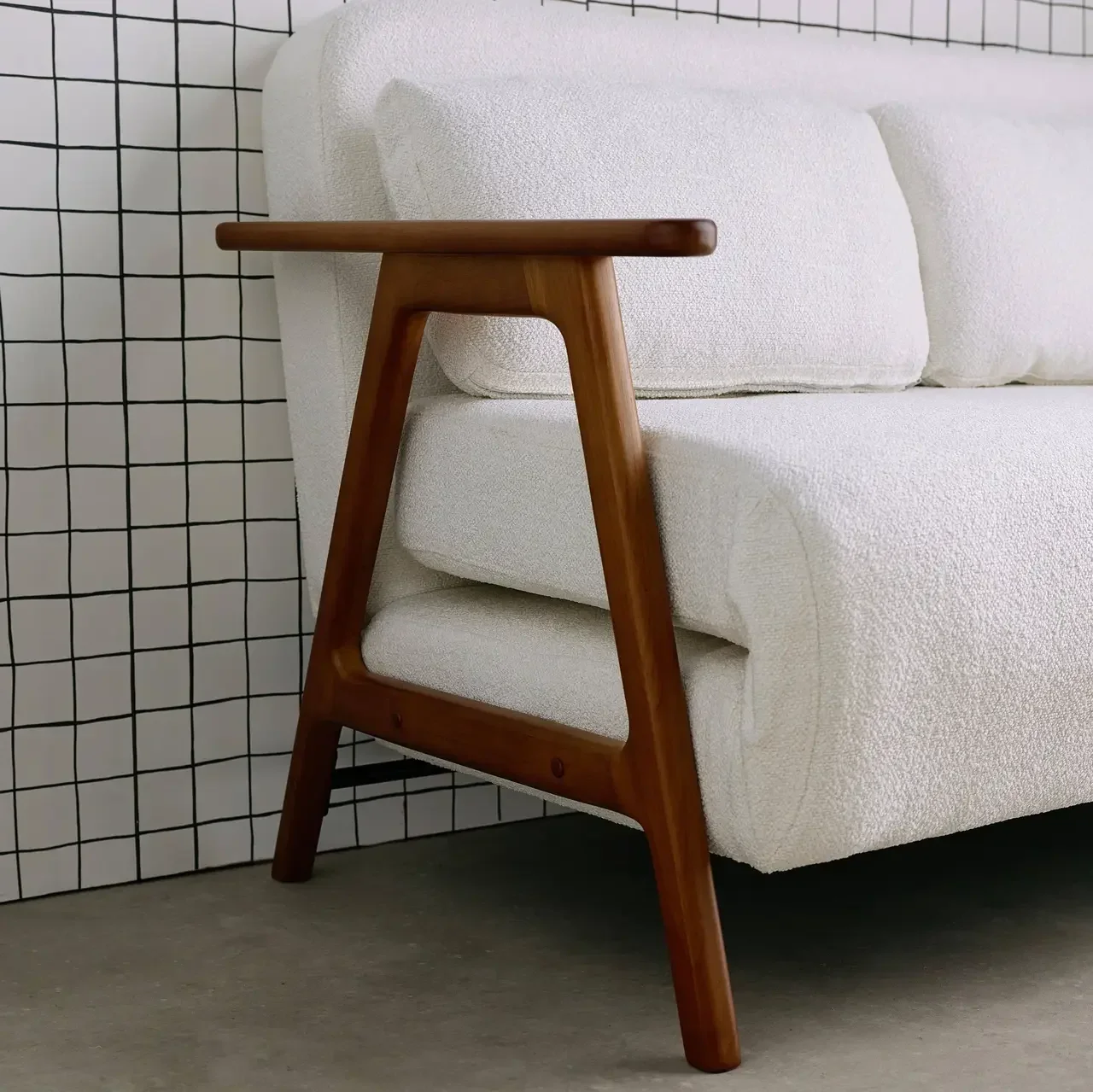 Banquette convertible 2 places Sven bois hévéa noyer clair tissu bouclette