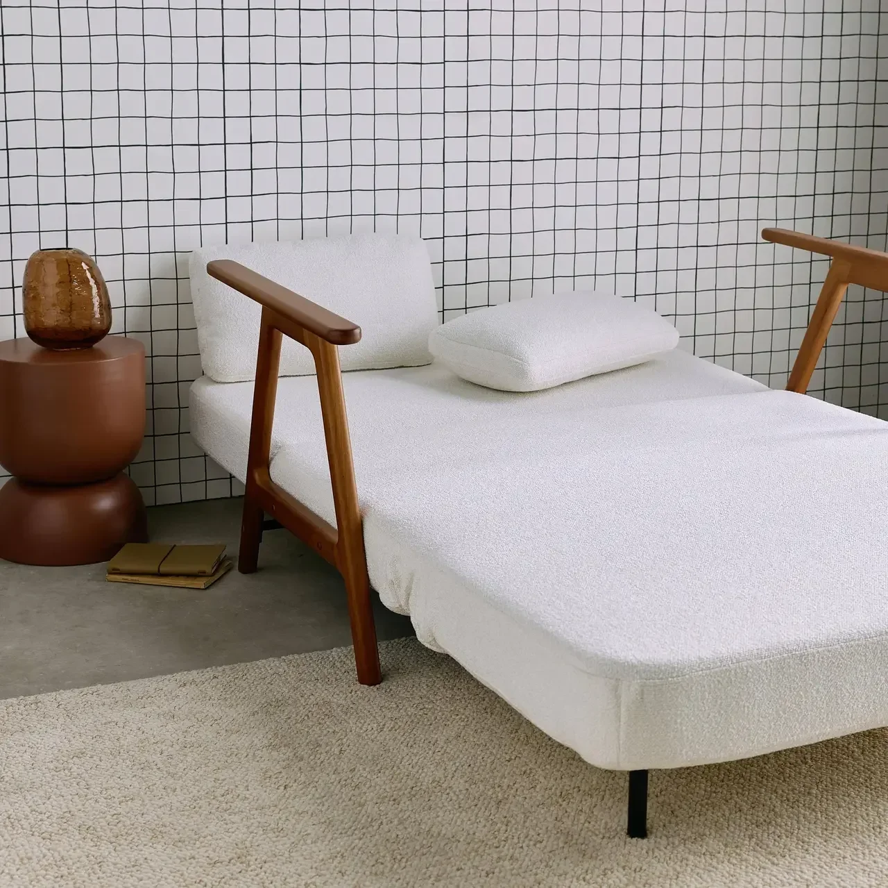 Banquette convertible 2 places Sven bois hévéa noyer clair tissu bouclette