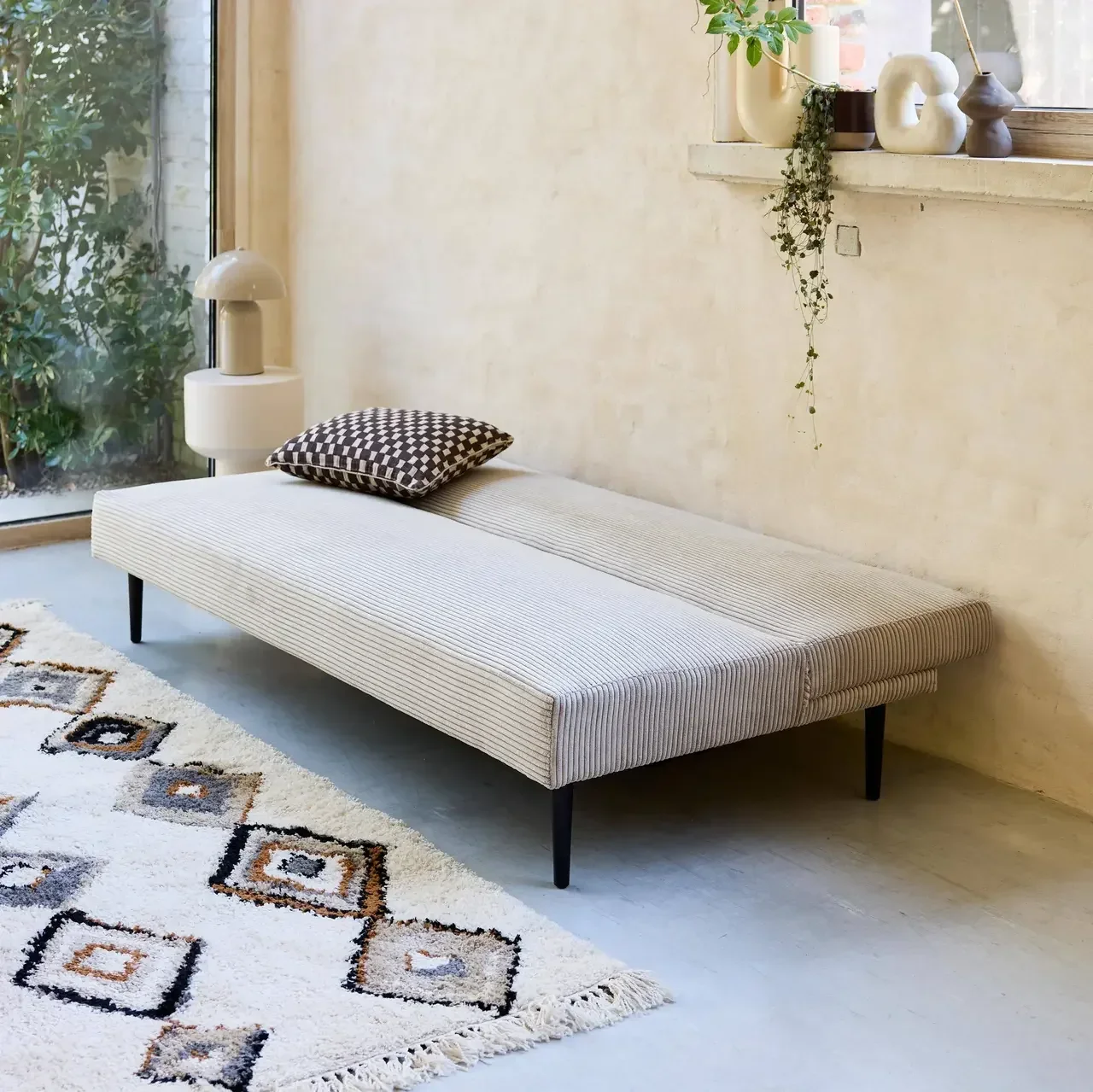 Cremefarbene Cord-Sam 3-Sitzer-Schlafsofa mit schwarzen Metallbeinen Max