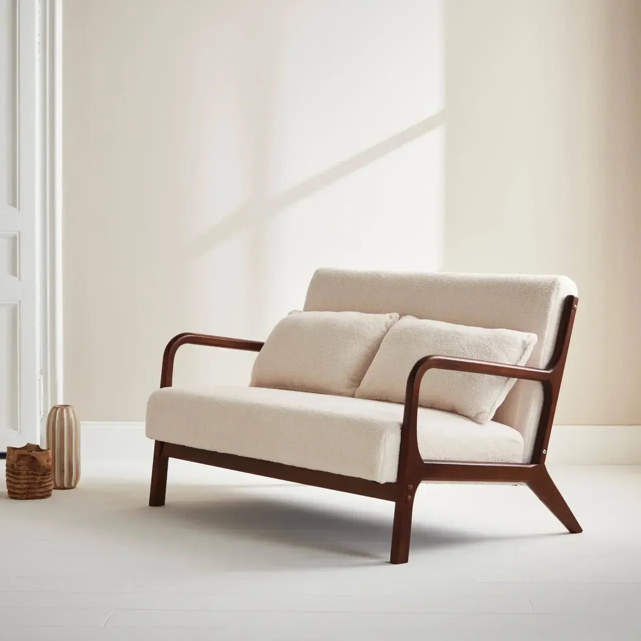 Banquette scandinave 2 places bouclette crème et bois hévéa noyer