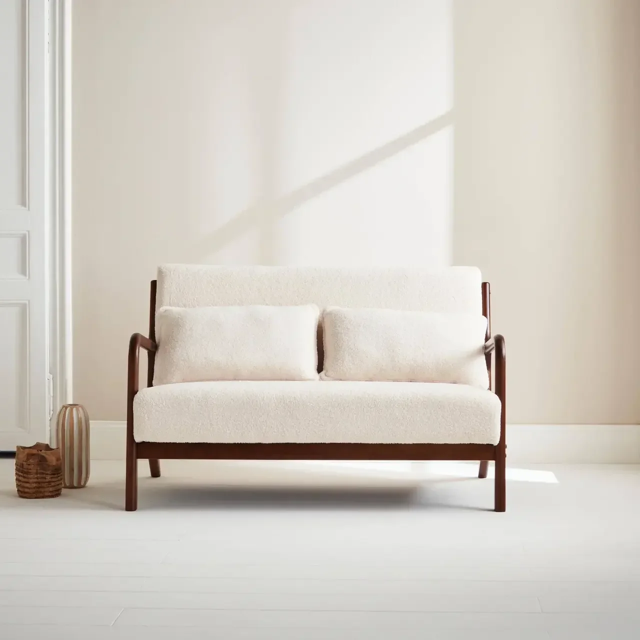 Banquette scandinave 2 places bouclette crème et bois hévéa noyer