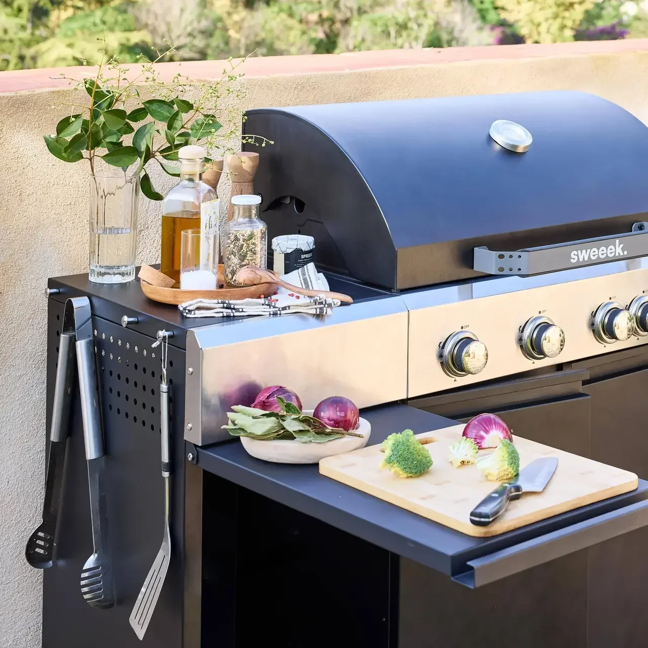 Barbecue gaz 4 brûleurs avec réchaud latéral, thermomètre et tablettes