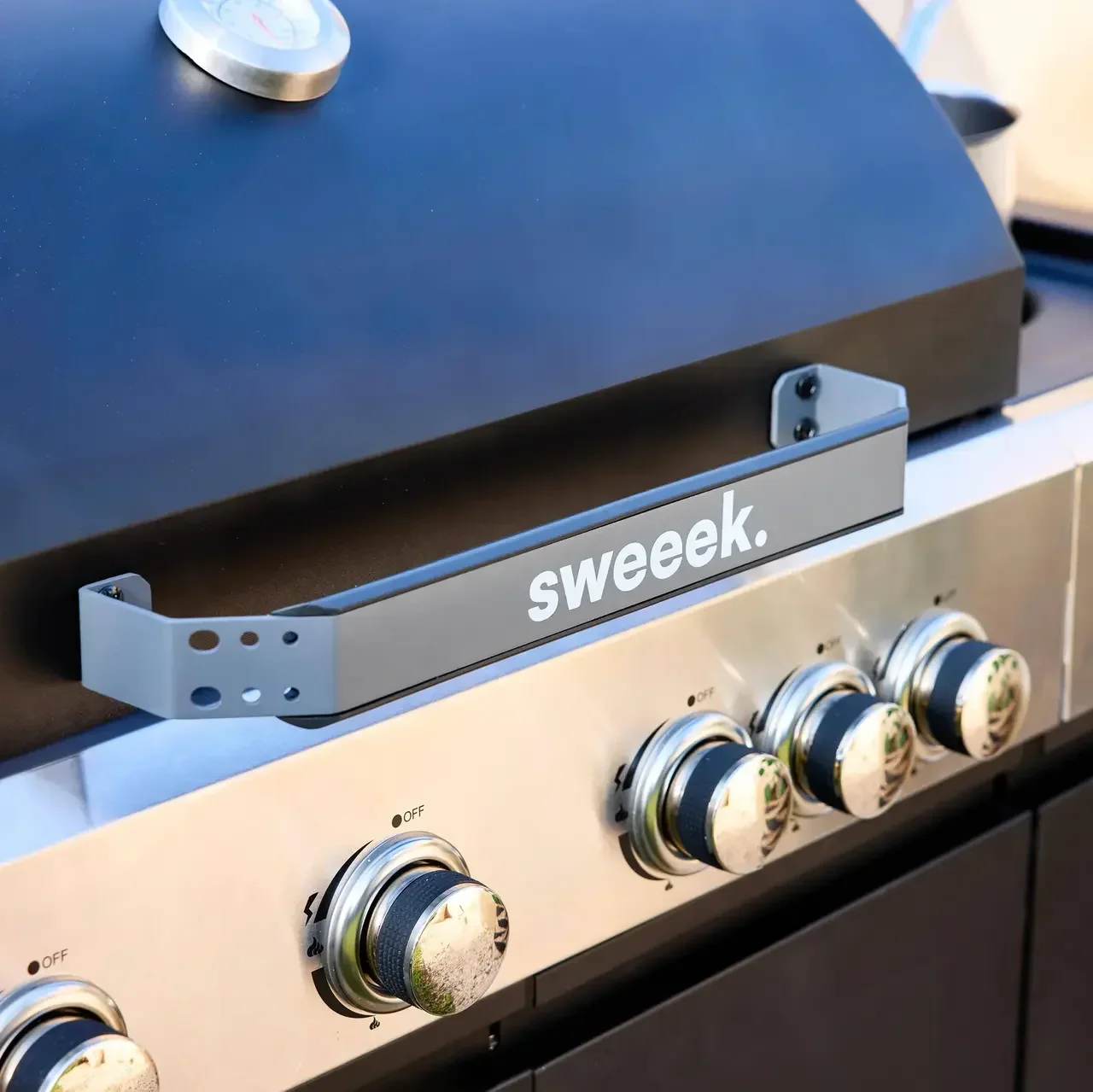 Barbecue gaz 4 brûleurs avec réchaud latéral, thermomètre et tablettes