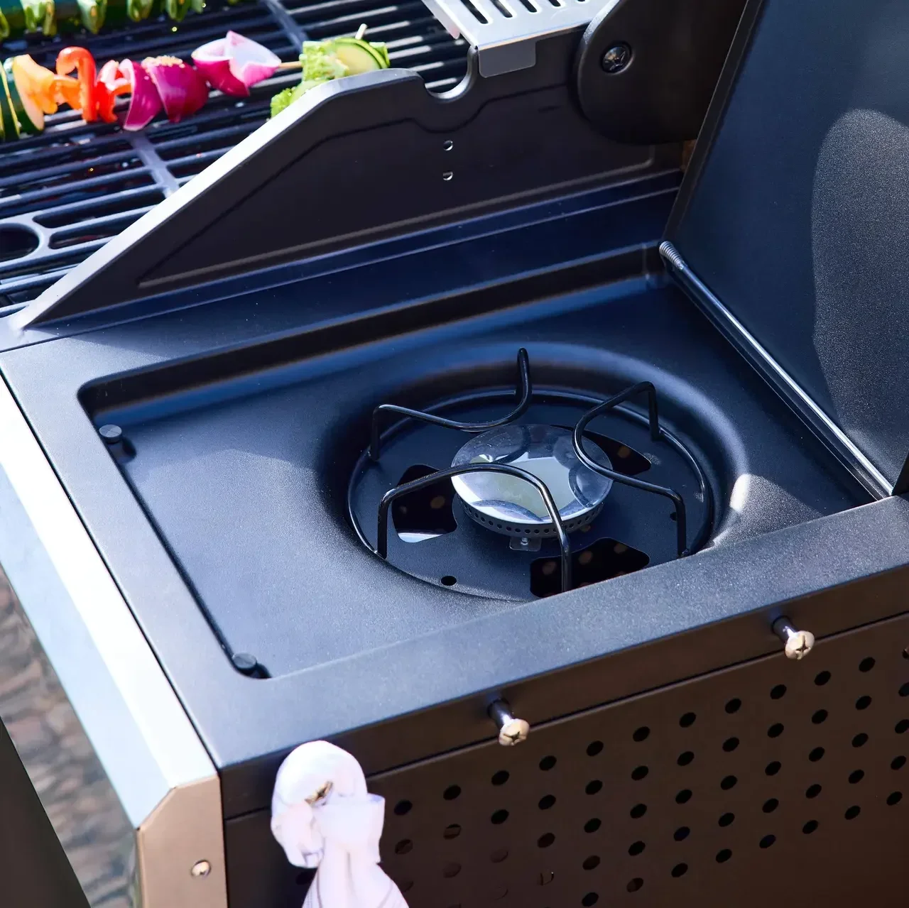 Barbecue gaz 4 brûleurs avec réchaud latéral, thermomètre et tablettes