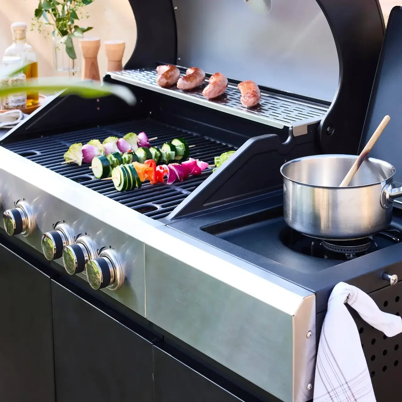 Barbecue gaz 4 brûleurs avec réchaud latéral, thermomètre et tablettes