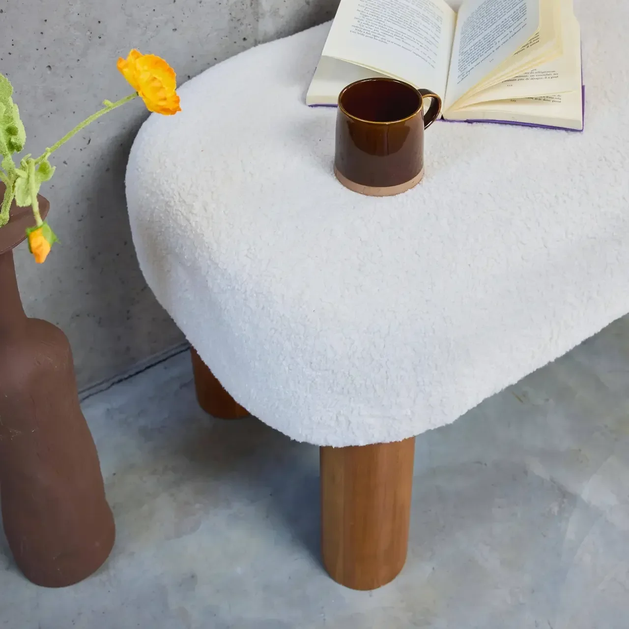 Banc bout de lit Fujo bois hévéa et bouclette blanche 121 cm