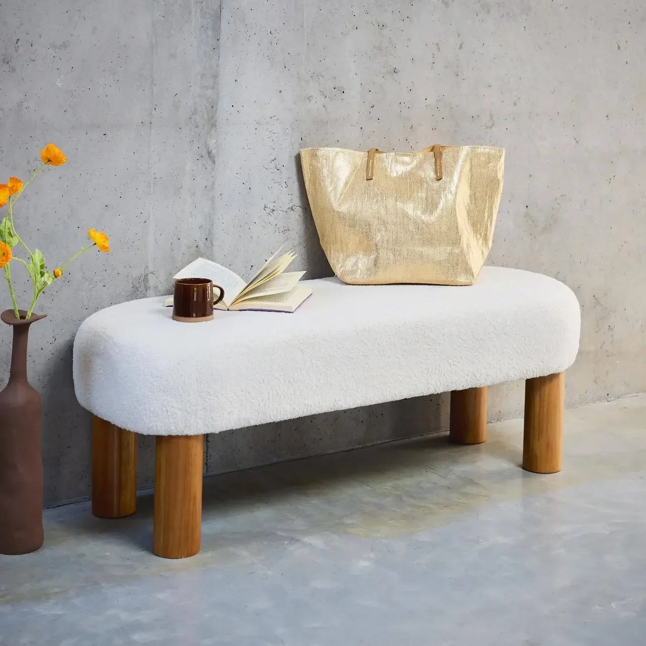 Banc bout de lit Fujo bois hévéa et bouclette blanche 121 cm
