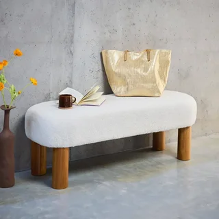 Banc bout de lit Fujo bois hévéa et bouclette blanche 121 cm