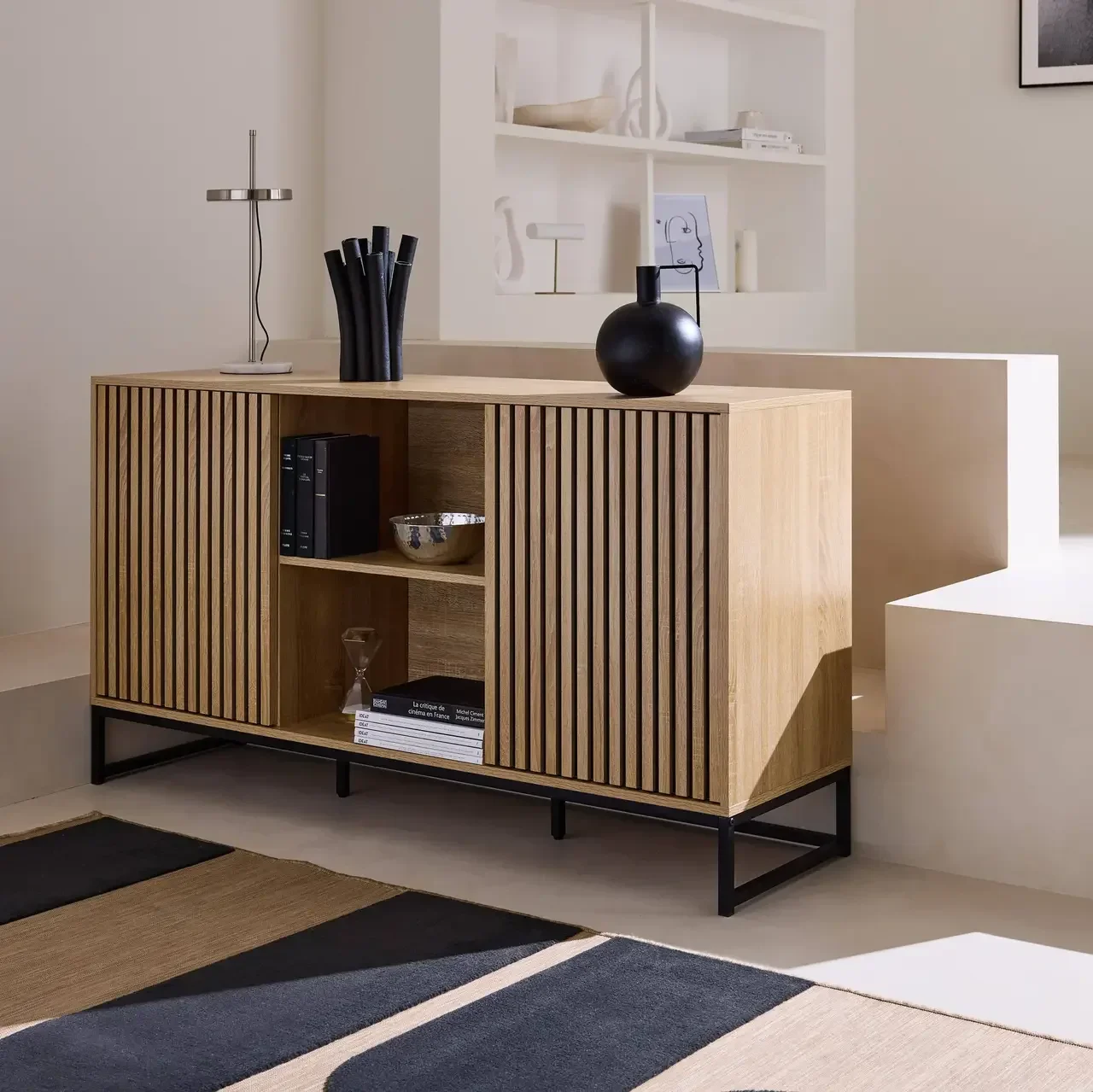 Buffet 2 portes bois rainuré et métal noir style contemporain 140 cm