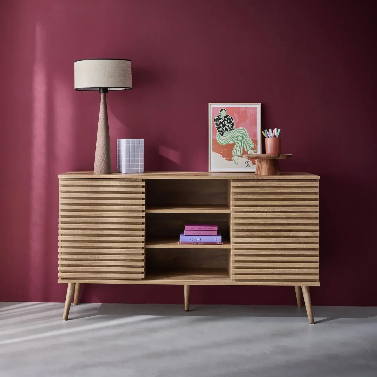 Buffet scandinave Madere 140cm bois strié portes coulissantes