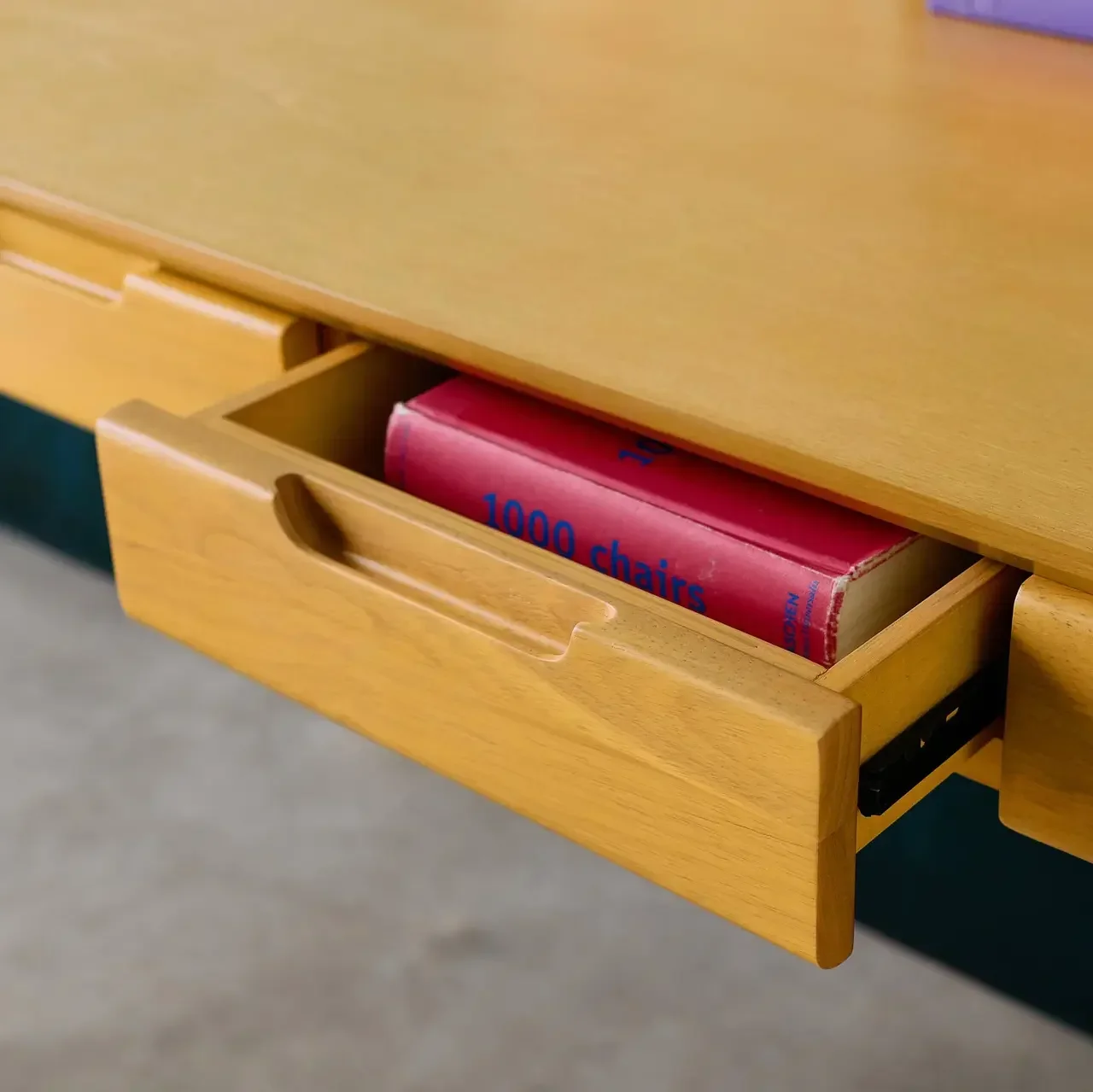 Bureau 2 tiroirs hévéa massif façade frêne style scandinave chaleureux