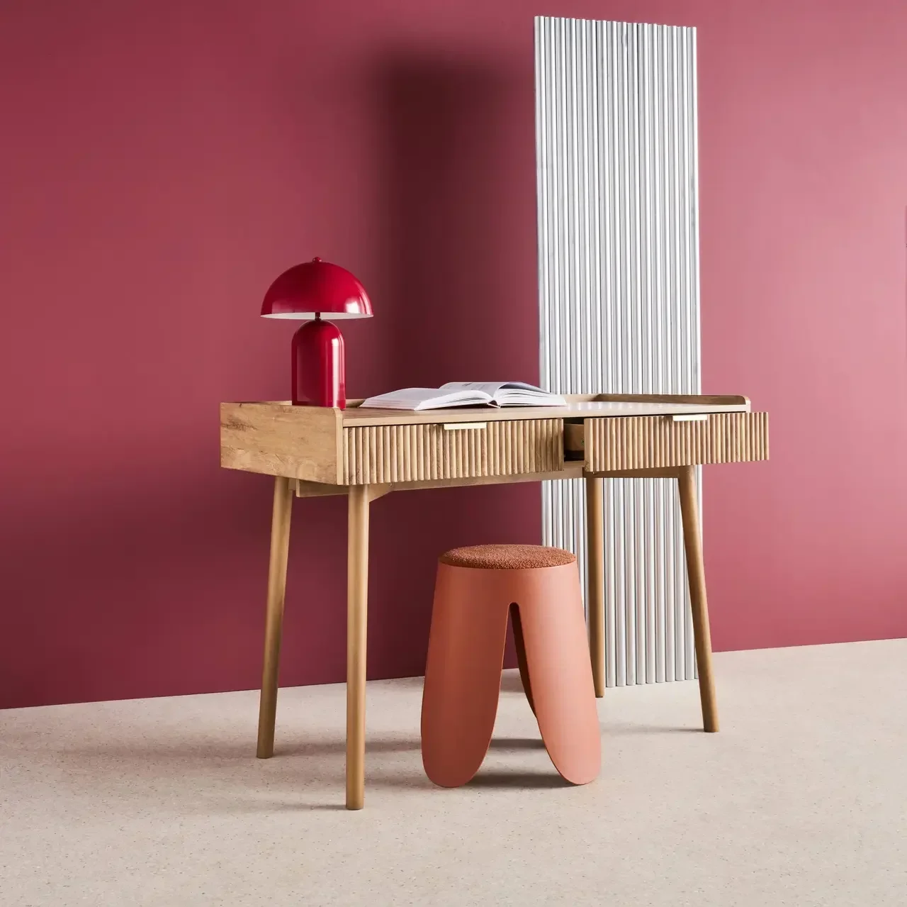 Bureau manguier sculpté 2 tiroirs poignées dorées style contemporain Celian