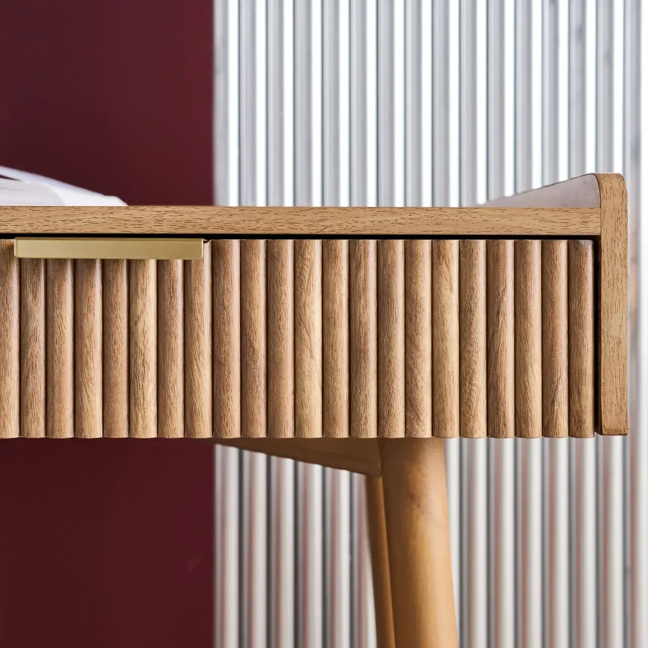 Bureau manguier sculpté 2 tiroirs poignées dorées style contemporain Celian