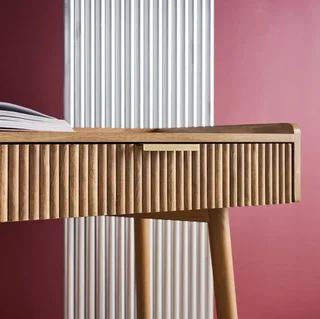 Bureau manguier sculpté 2 tiroirs poignées dorées style contemporain Celian