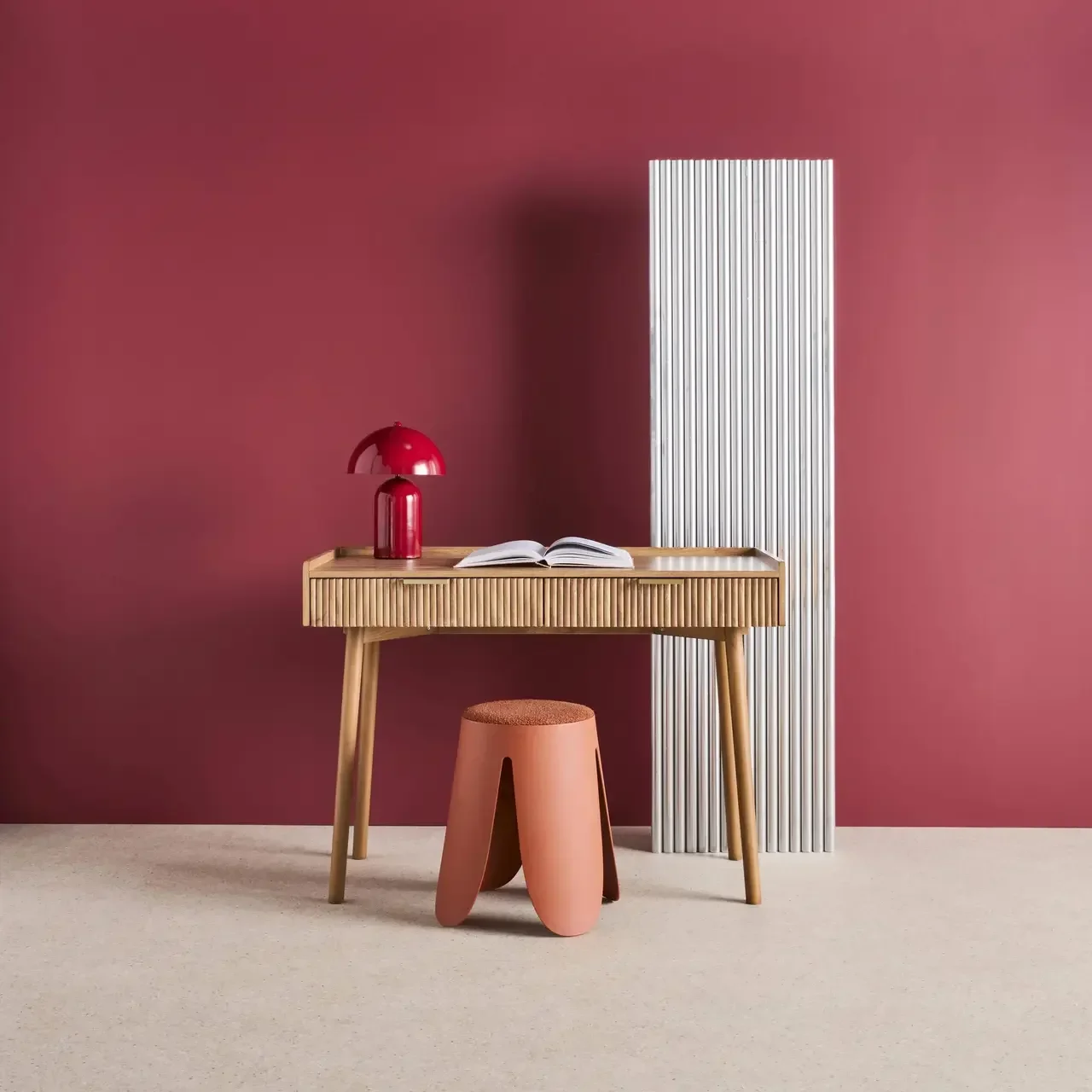 Bureau manguier sculpté 2 tiroirs poignées dorées style contemporain Celian