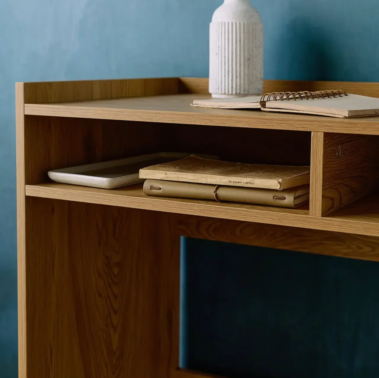 Bureau vintage en bois Jules avec double rangement - style minimaliste