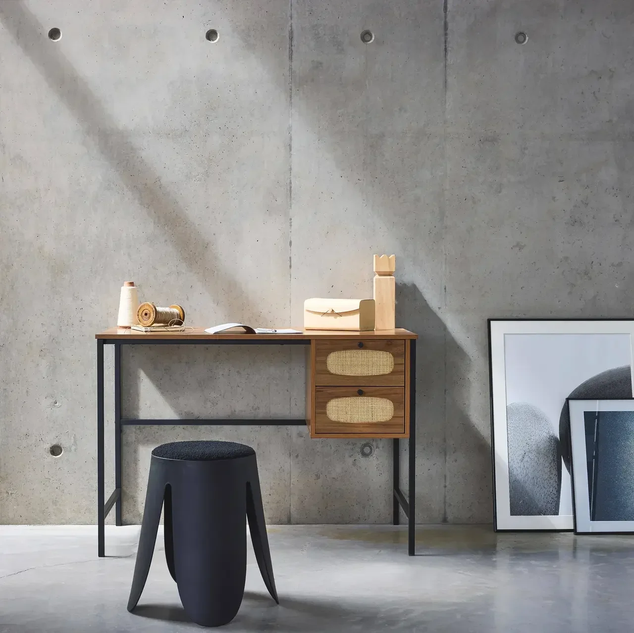Bureau vintage cannage bois naturel 2 tiroirs style rétro élégant