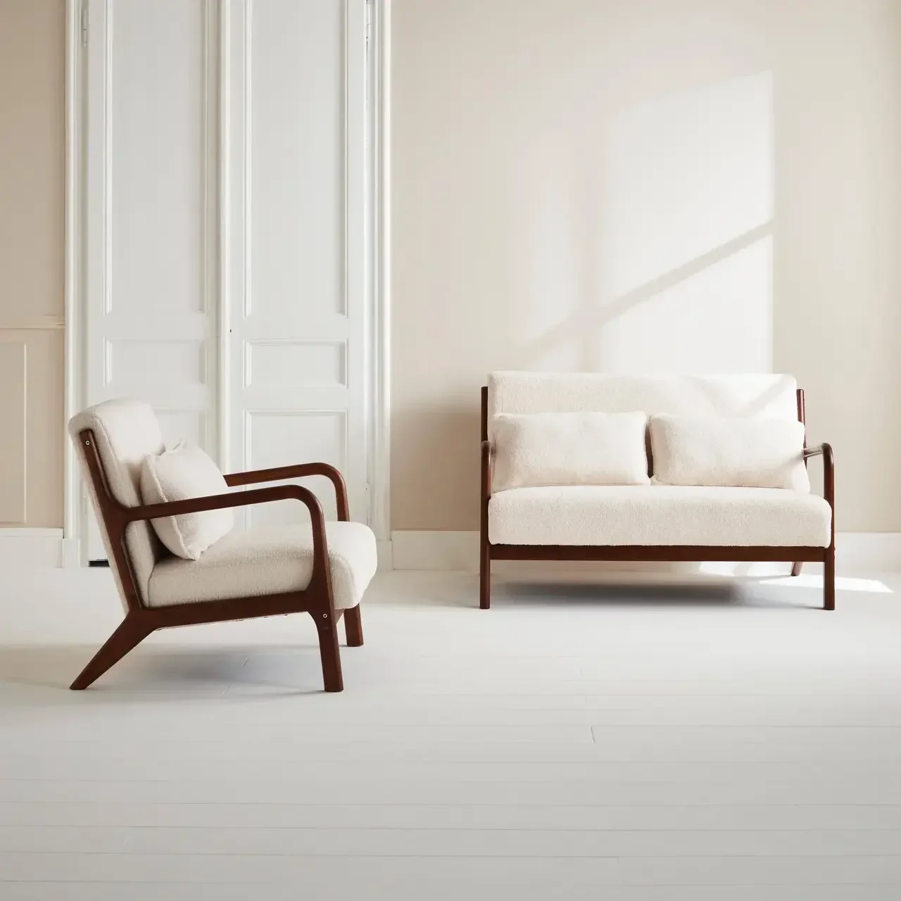 Canapé 2 places et fauteuil scandinave bois hévéa noyer tissu bouclette Lorens