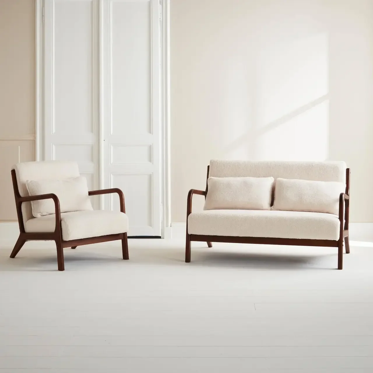 Canapé 2 places et fauteuil scandinave bois hévéa noyer tissu bouclette Lorens