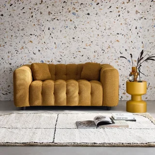 Sofá capitoné moderno de 2 plazas en tela bouclé texturizada beige
