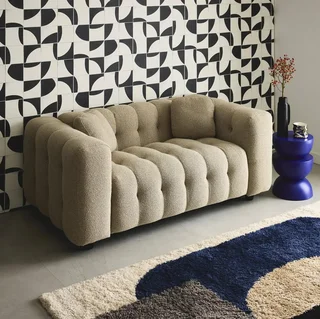 Sofá 2 plazas tela bouclé capitoné texturado diseño contemporáneo
