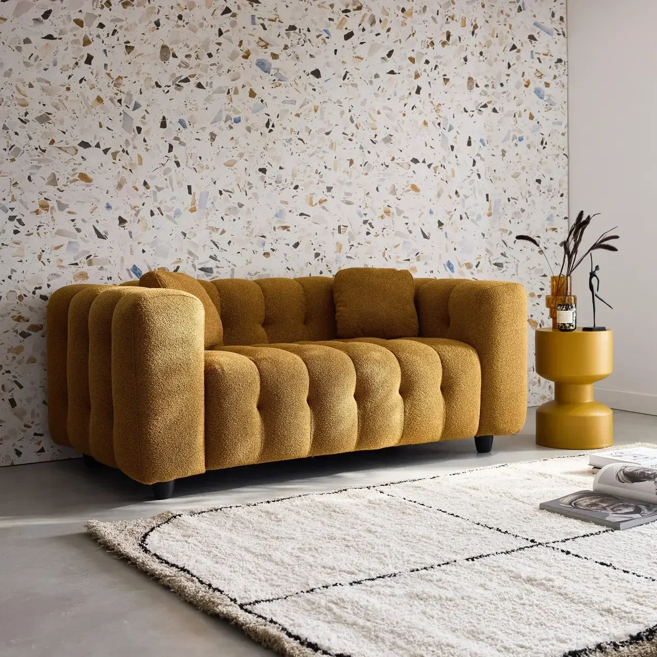 Sofá capitoné moderno de 2 plazas en tela bouclé texturizada beige