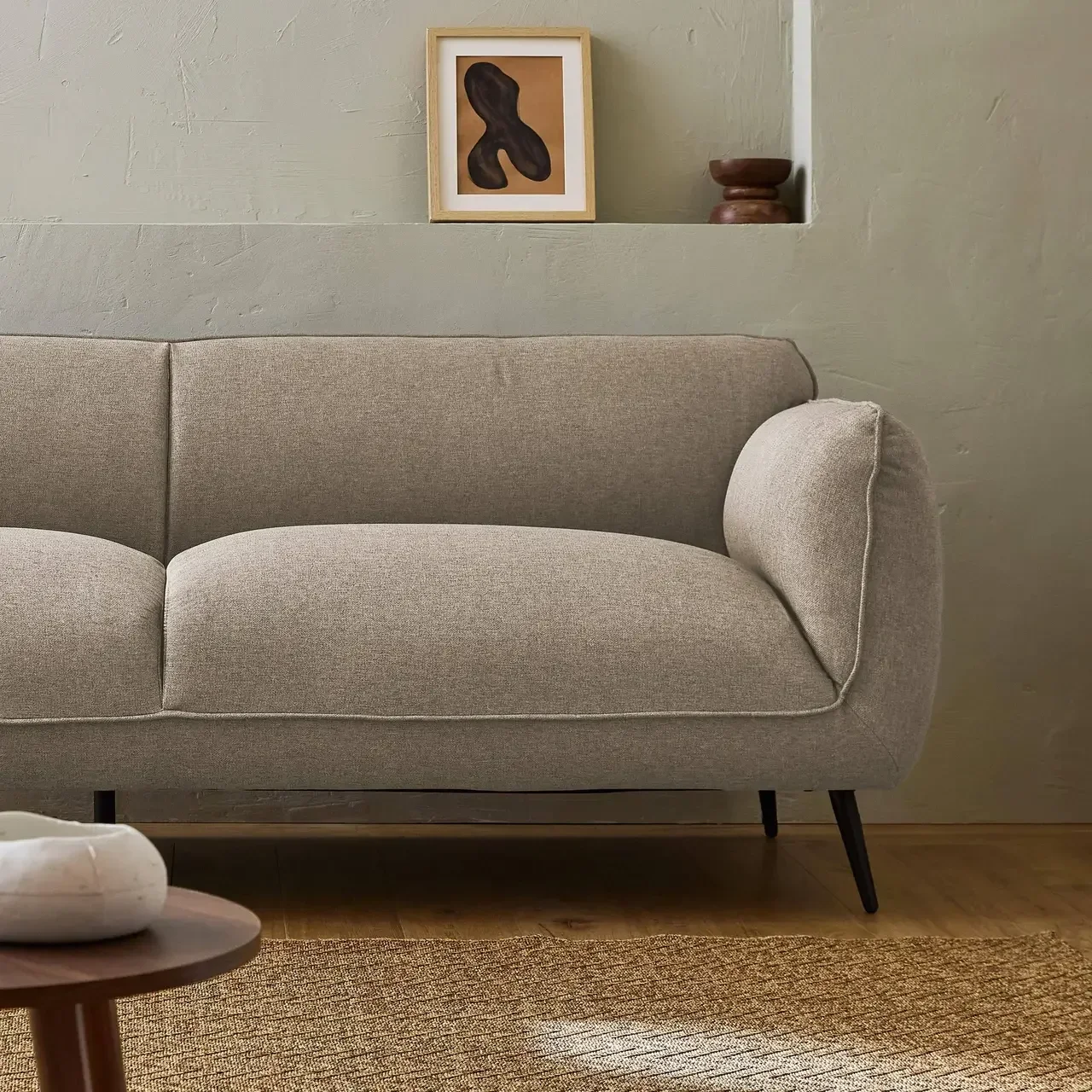 Canapé 3 places beige tissu pieds métalliques design contemporain