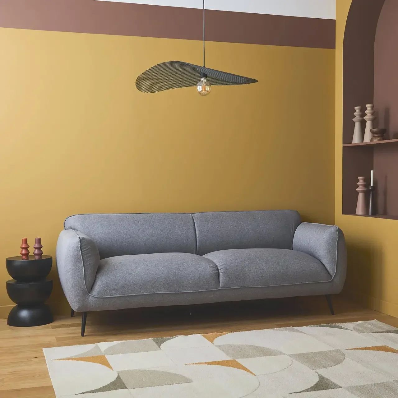 Beiges 3-Sitzer Sofa Stoff schwarze Metallfüße gemütliches zeitgenössisches Wohnzimmer