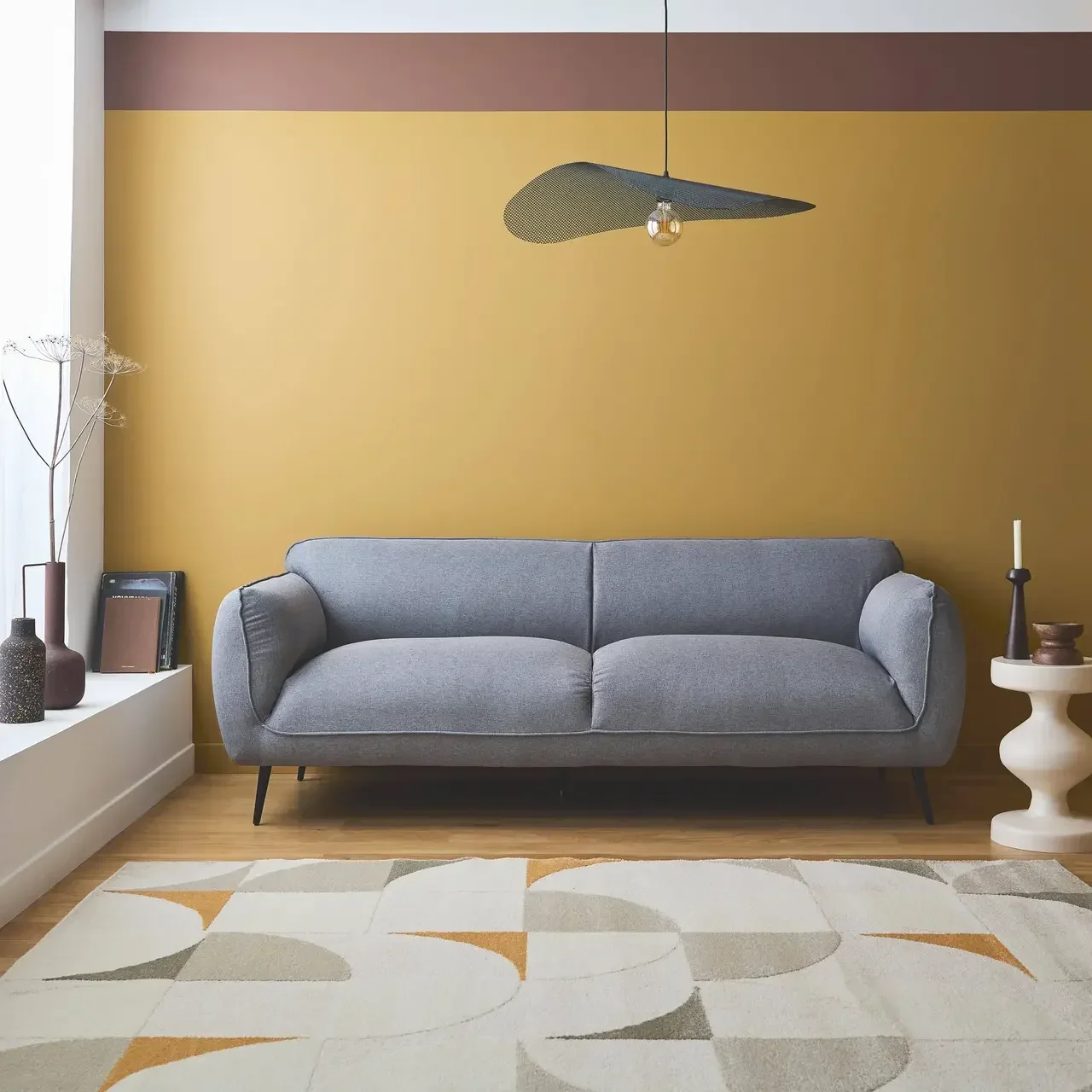 Beiges 3-Sitzer Sofa Stoff schwarze Metallfüße gemütliches zeitgenössisches Wohnzimmer
