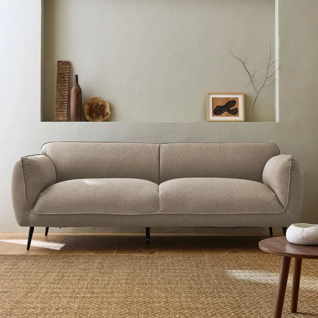 Canapé 3 places beige tissu pieds métalliques design contemporain