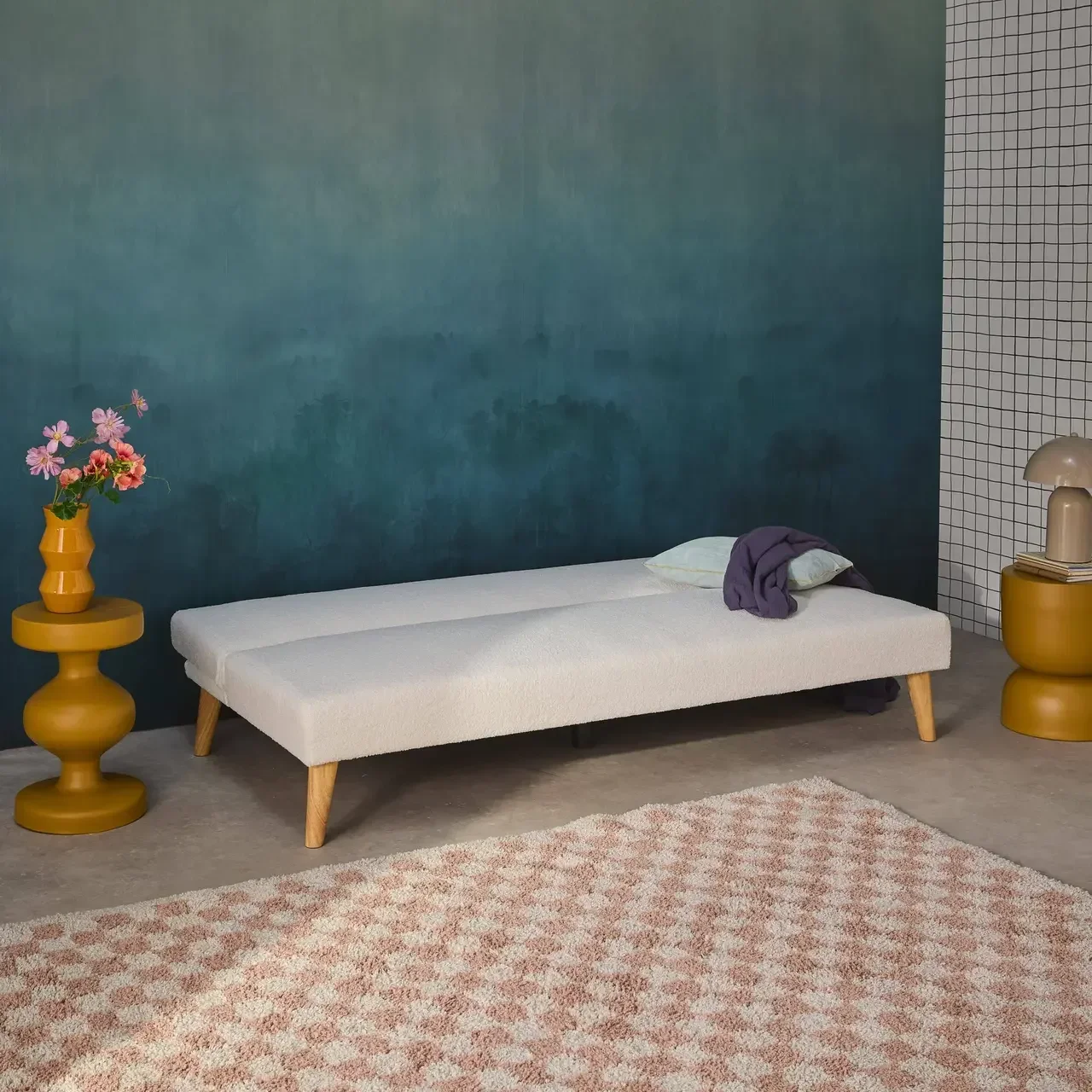 Canapé convertible 3 places bouclette blanc pieds bois scandinave Tom