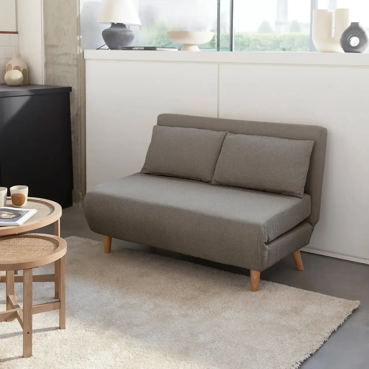 Sofá cama convertible 2 plazas beige estilo escandinavo con patas de madera de hevea