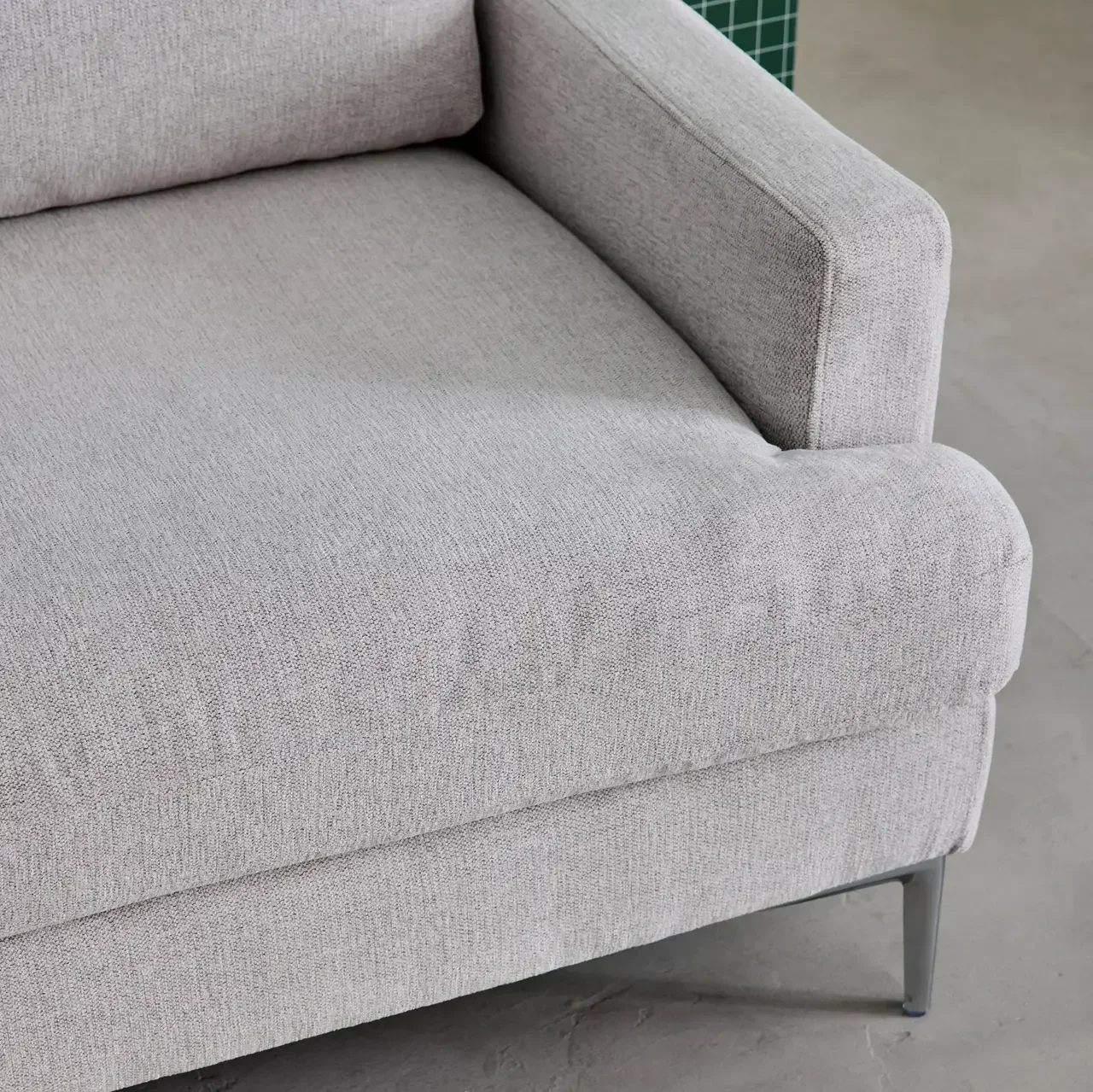 Sofá tres plazas tela blanco roto diseño moderno salón elegante