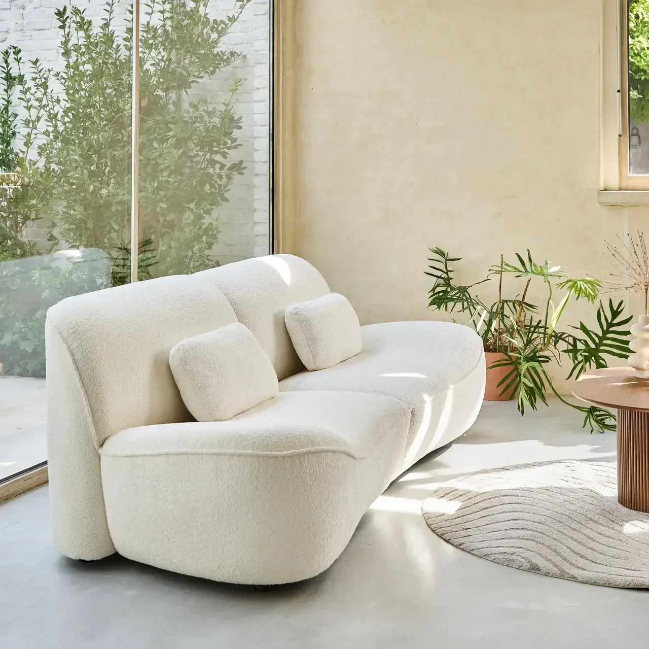 Canapé 3 places Nia tissu bouclette blanc crème design contemporain bois éucalyptus